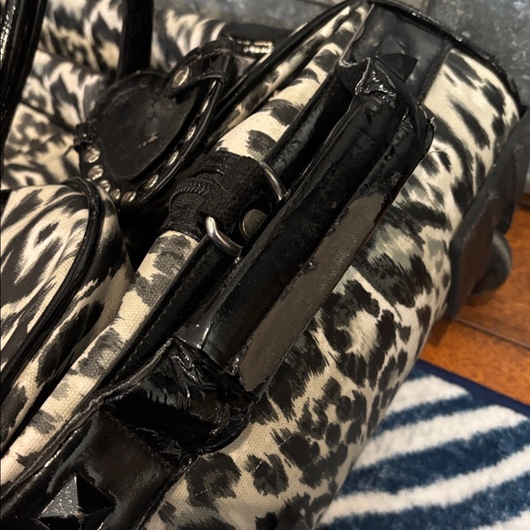 Y2K Vintage Betsey Johnson Leopard Print rolling duffle bag/ carry-on - Picture 8 of 17
